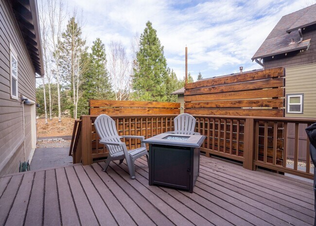 Building Photo - Amazing Updated Braeburn Townhome close to all Bend has to offer!