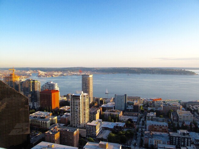 Building Photo - Exquisite 2 Bed/2 Bath Downtown Condo at I...