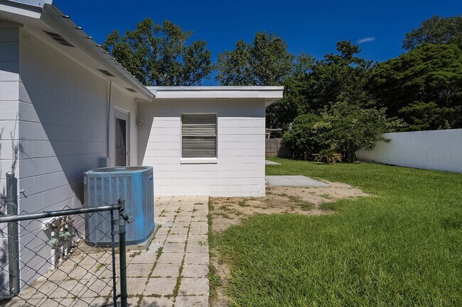 Building Photo - 1040 Dorado Dr