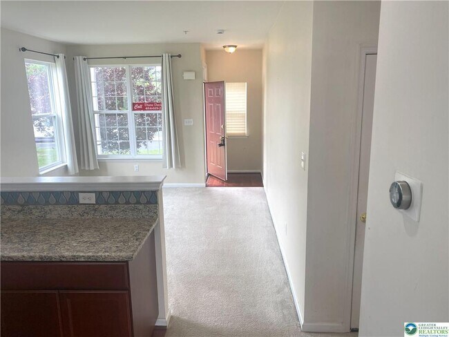 Building Photo - 985 King Way