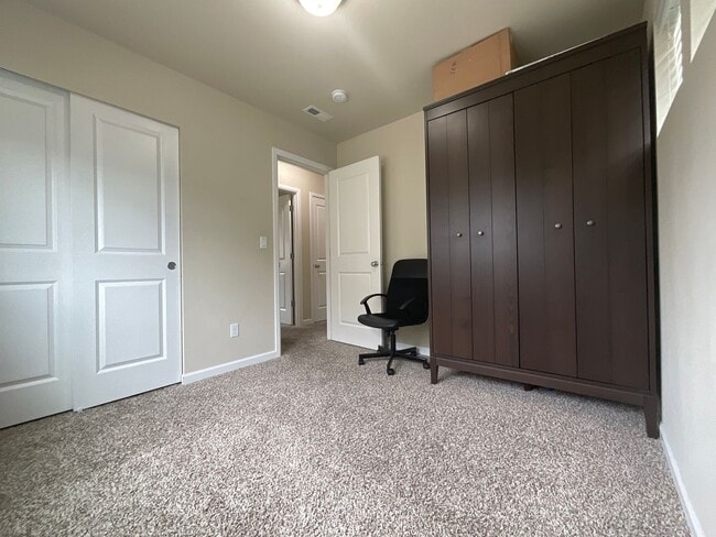 Building Photo - Spacious 4 bedroom Home
