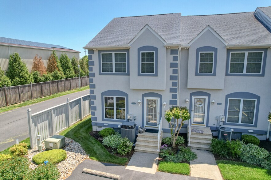 Beautiful End Unit - 320 Blue Heron Dr
