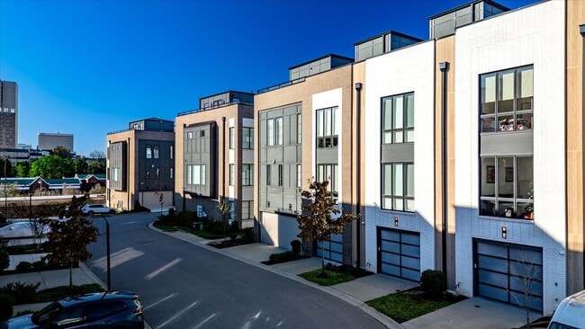 Building Photo - Stunning 3/2.5 Located on North Main Street, Downtown Greenville!