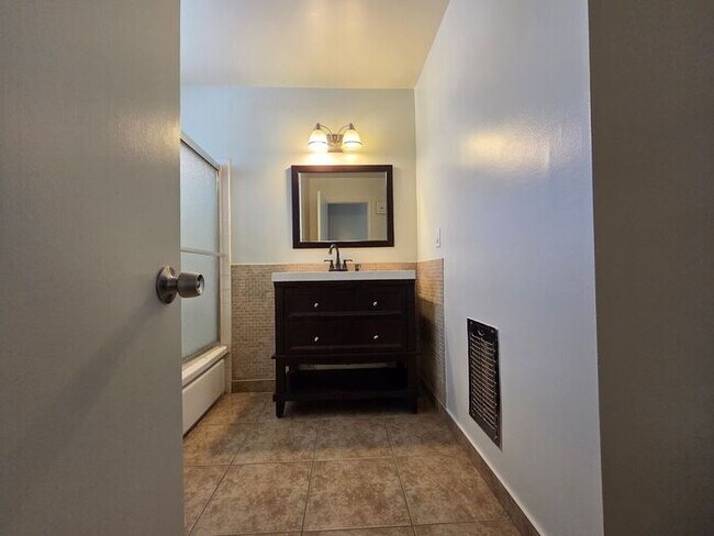 Building Photo - New Listing!