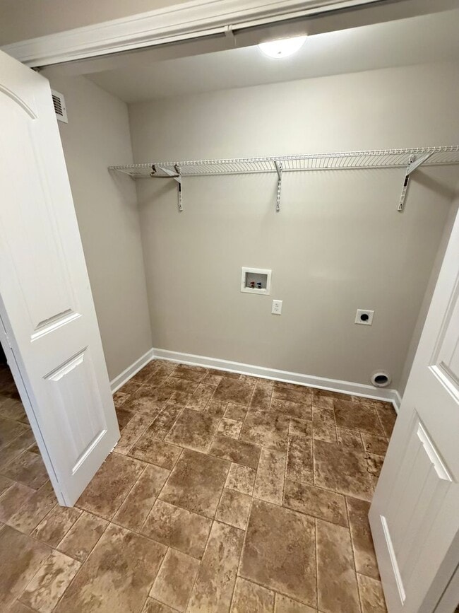 Building Photo - Inviting 2-Bedroom Home with Large Front Porch in KannapolisI’m