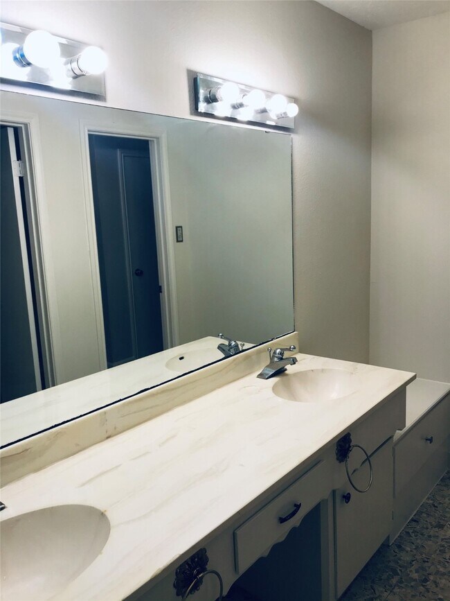 Building Photo - 3110 Springhill Dr