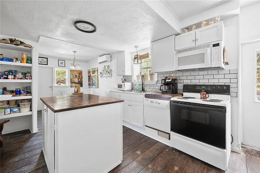 firstfloor kitchen - 120 Retama Ln