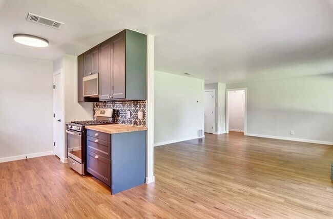 Building Photo - Beautiful 3/2 near Domain