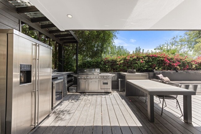 Building Photo - Architectural Contemporary with Panoramic ...