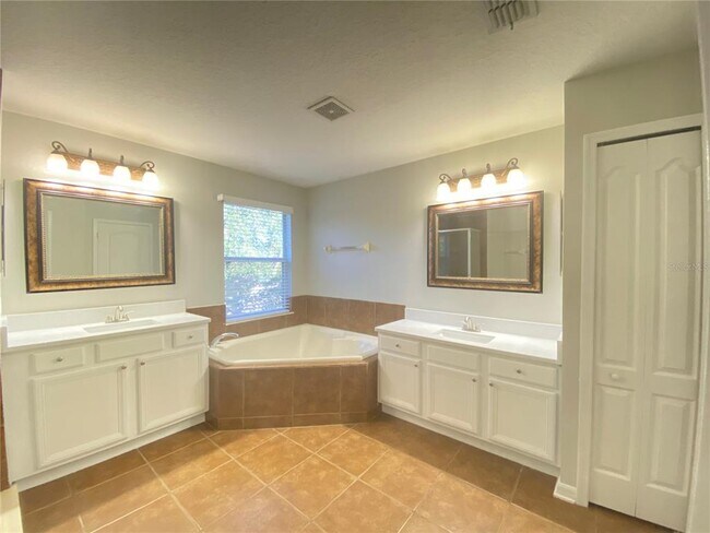 Building Photo - 944 Lost Grove Cir