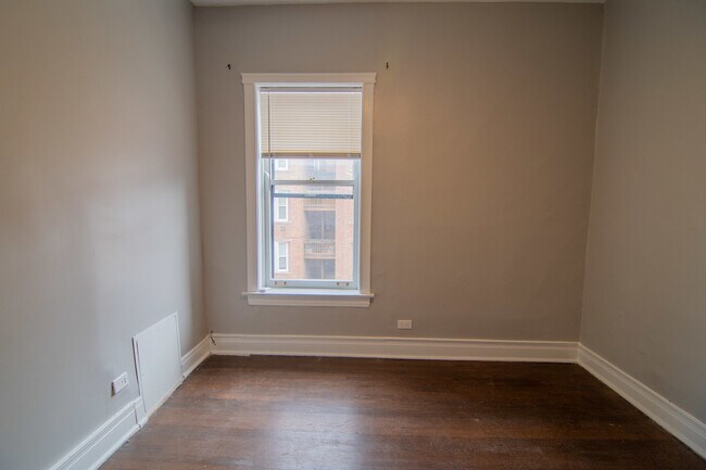 Building Photo - 844 W Lakeside Pl