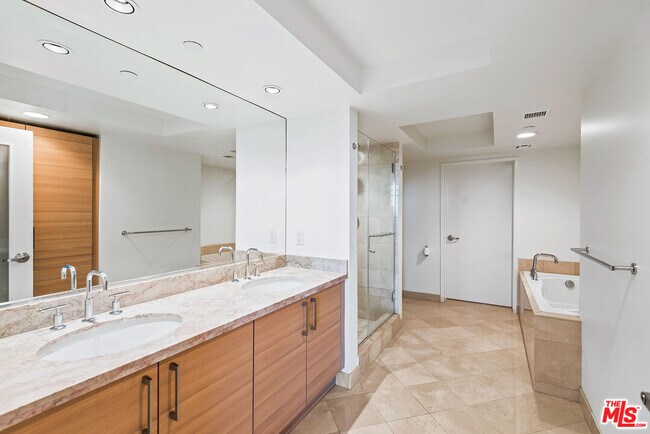 Building Photo - 13650 Marina Pointe Dr