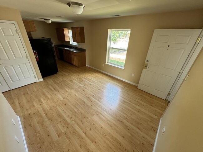 Building Photo - 601 Honeysuckle Ln