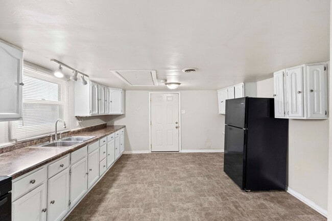 Building Photo - 3 Bedroom Home In Chesterton