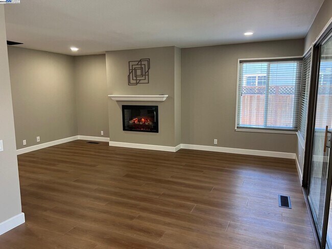 Building Photo - 4919 Mohr Ave