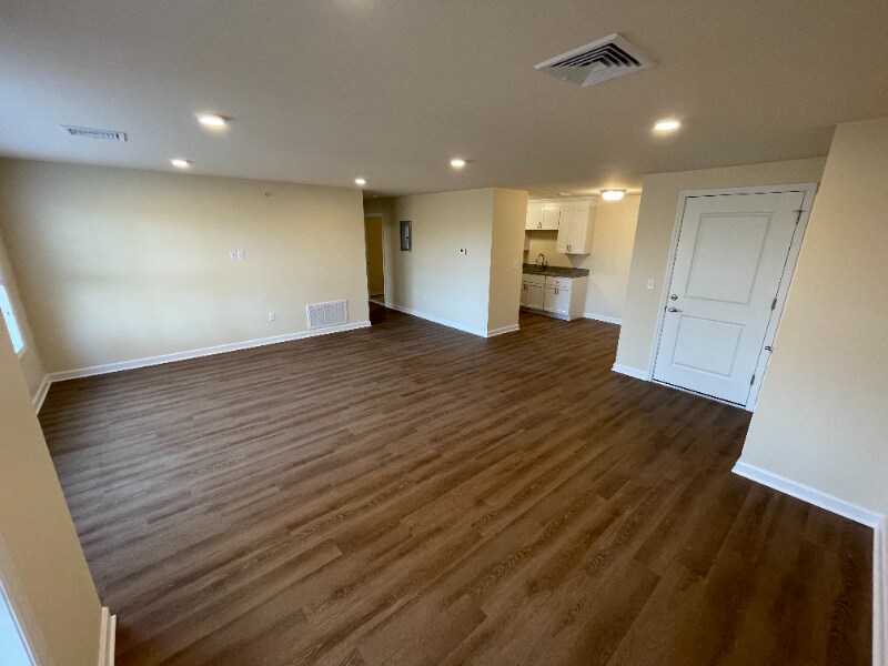 Building Photo - 540 Northend Dr