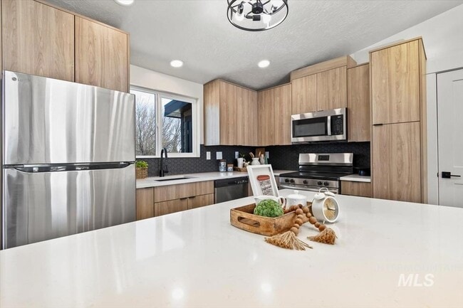 Building Photo - 384 London St