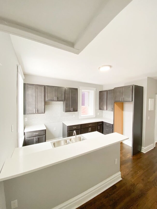 Building Photo - Steps from Cherokee, Gorgeous 1 bed/1 bath with bonus room! Hardwood floors! Central A/C! Quartz ...