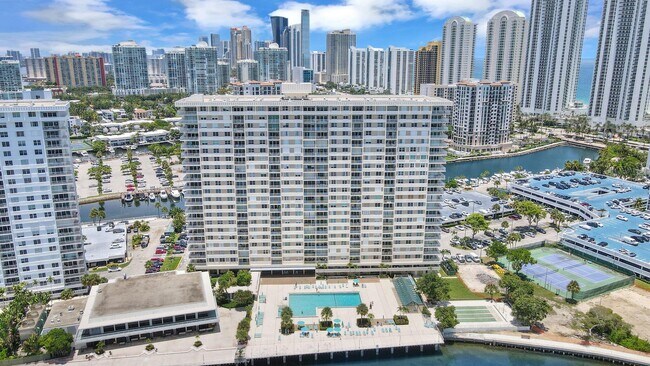 Building Photo - 300 Bayview Dr