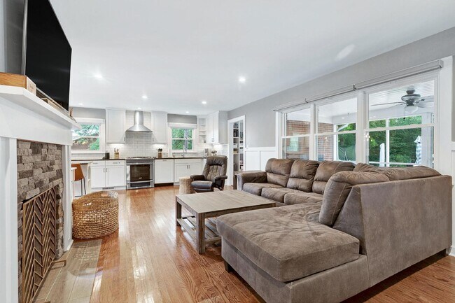 Building Photo - 121 S Main St