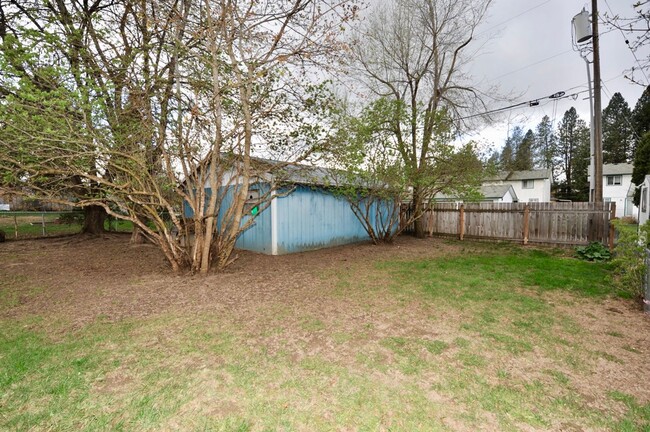 Building Photo - Central CDA rancher 2 bed 1 bath with 2 ca...