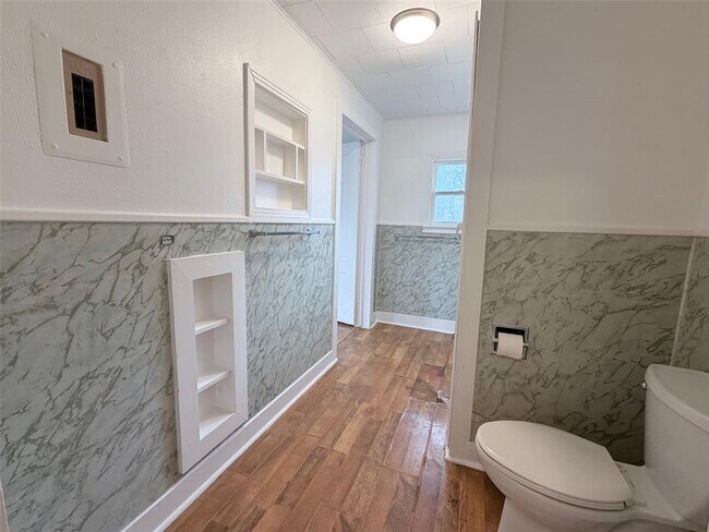 Building Photo - 1604 Main St