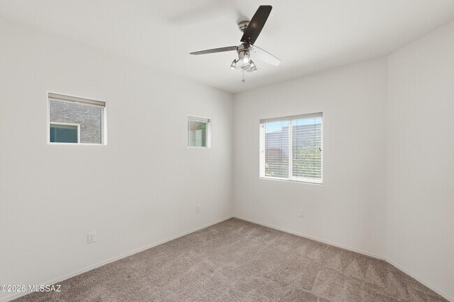 Building Photo - 4162 N Thurston Ln