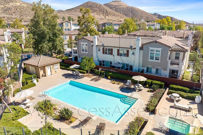 Building Photo - Beautiful 3 Bed / 2.5 Bath Townhouse In Vi...