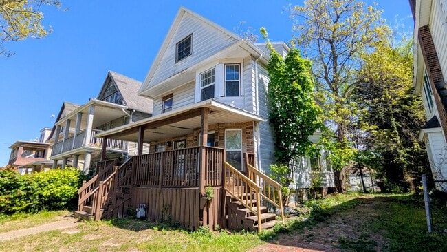 Building Photo - Discover this four-bedroom, two-bath home in Cleveland