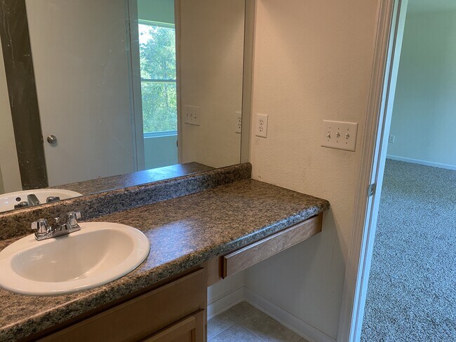 Building Photo - 204 Valleyside Dr NE