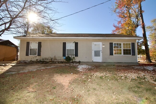 Building Photo - Comfortable Opelika Home — Convenient Location