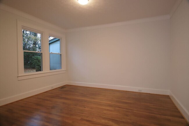 Building Photo - Charming Downtown Home