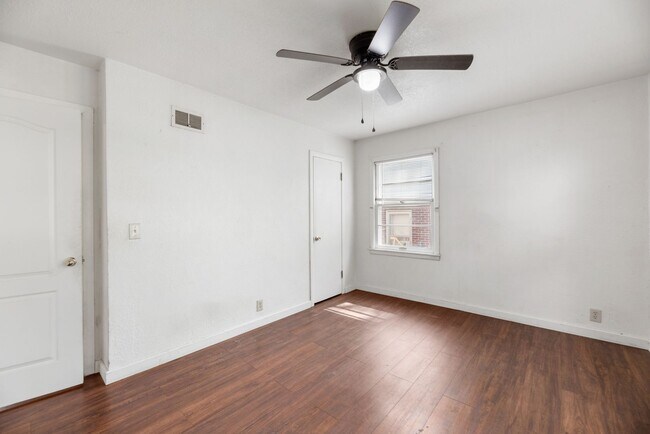 Building Photo - 2 Weeks FREE RENT! Charming 3 Bed 1 Bath In Quiet Neighborhood