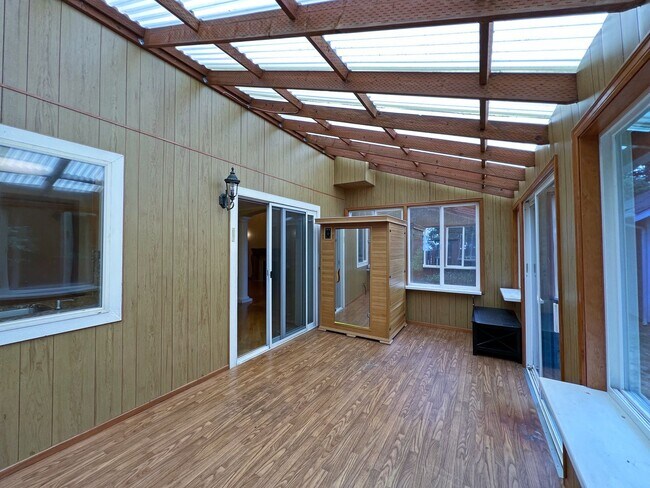 Building Photo - NE Tacoma - Large 3 bedroom 2.5 bathroom w...