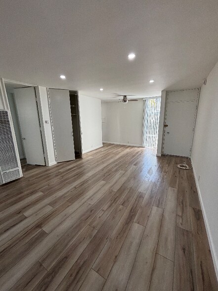 Building Photo - 533 S Hudson Ave