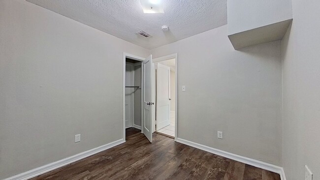 Building Photo - Recently renovated 2/1 Springfield Apartment!