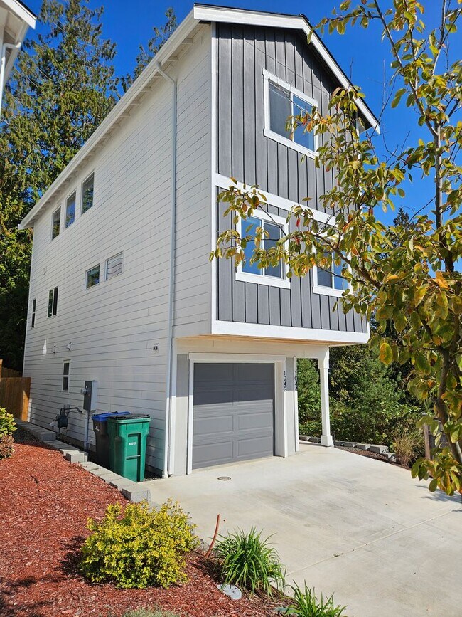 Building Photo - 1042 NW Dragonstone St