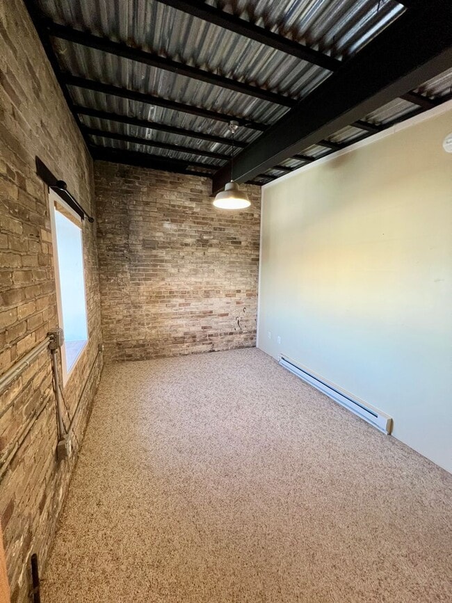 Building Photo - Industrial Style 3 Bedroom Home AVAILABLE JUNE!!!