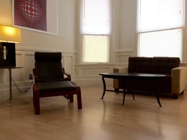 Building Photo - 850 6th Ave