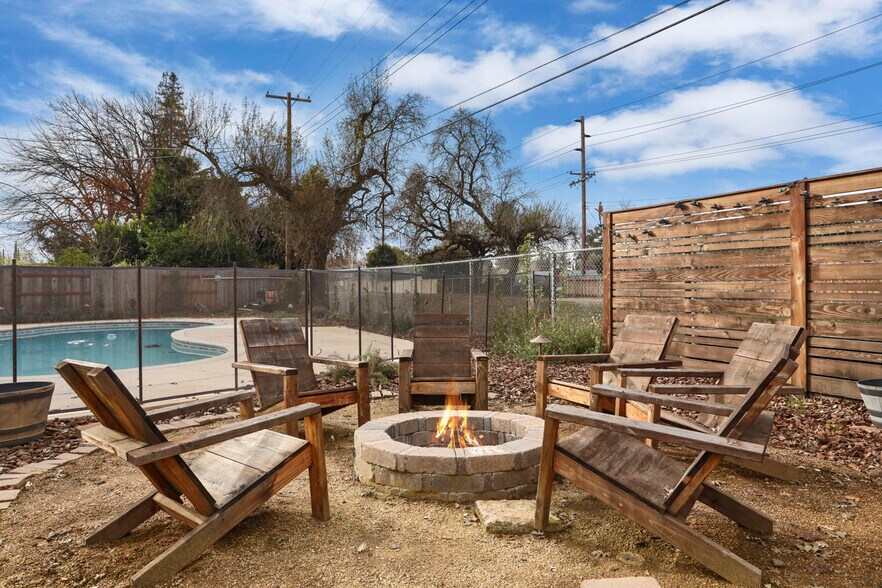 Firepit - 1177 Fay Cir