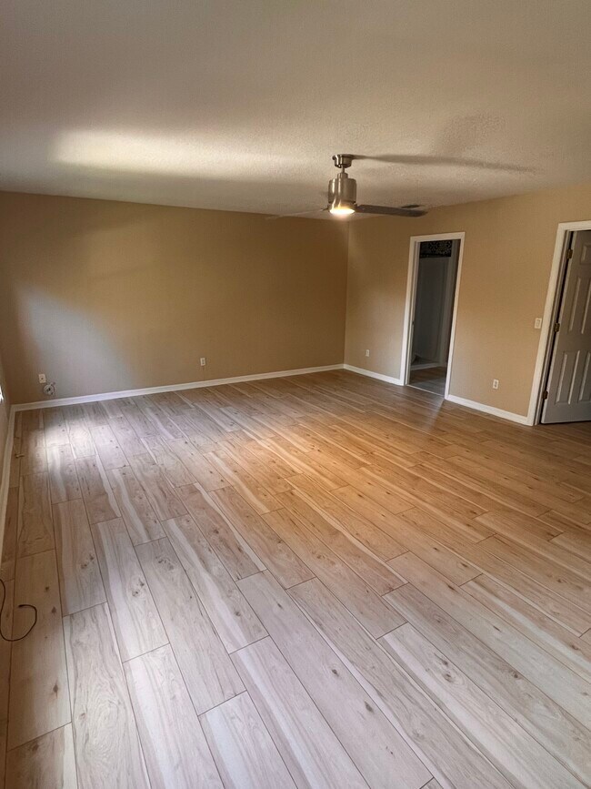 Building Photo - 652 Legacy Park Dr