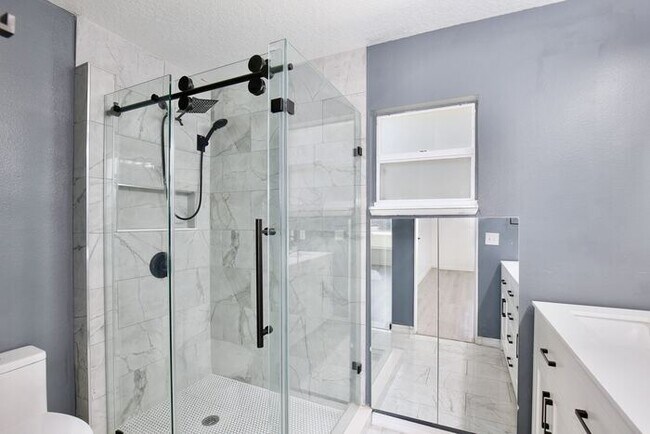 Building Photo - Stylish 3/2 + Office or Flex Space with Luxury Finishes & Spacious Open Layout