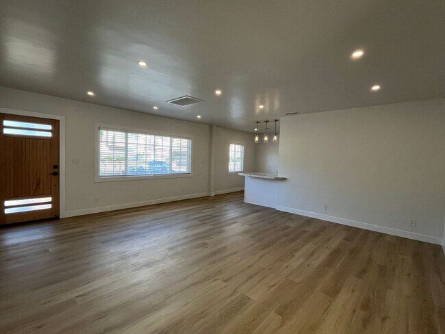 Building Photo - Valley Village 3+1 w/bonus room, all appli...