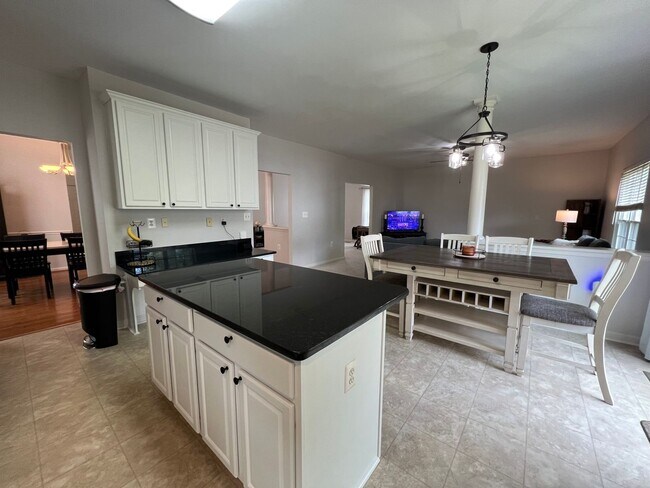 Building Photo - Impressive 4 Bedroom 3.5 Single-Family Hom...