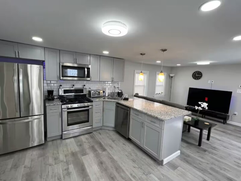 Building Photo - 14 Lathrop St