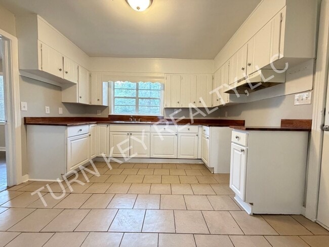 Building Photo - Home for Rent in Roebuck **ACCEPTS SECTION 8**