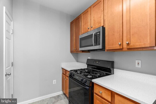 Building Photo - 4852 Eisenhower Ave