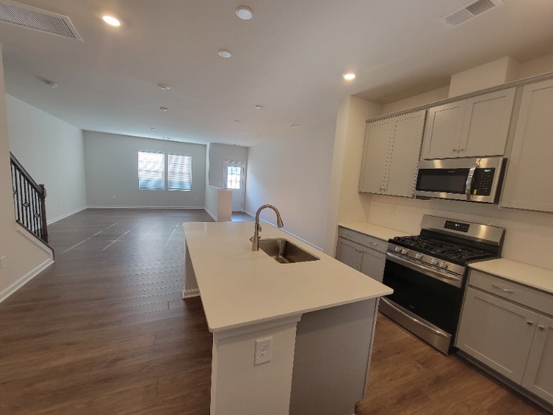 Building Photo - 15760 Country House St