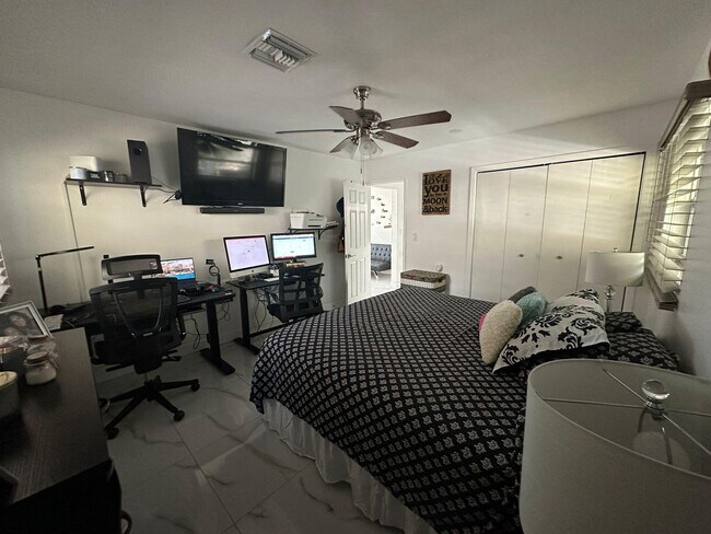 Building Photo - 930 Flamingo Dr