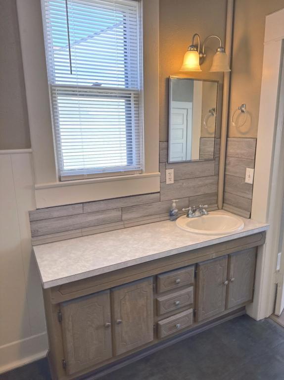 Building Photo - 2204 NW 32nd St